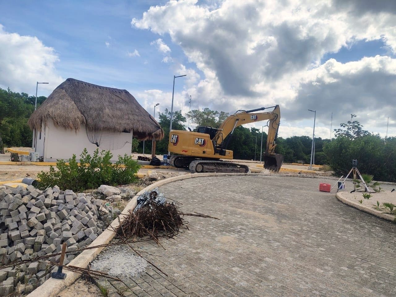 Palapa y terracería del estacionamiento