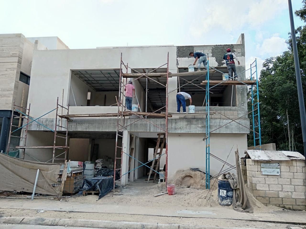 Fachada de Casa Jaguar con andamios