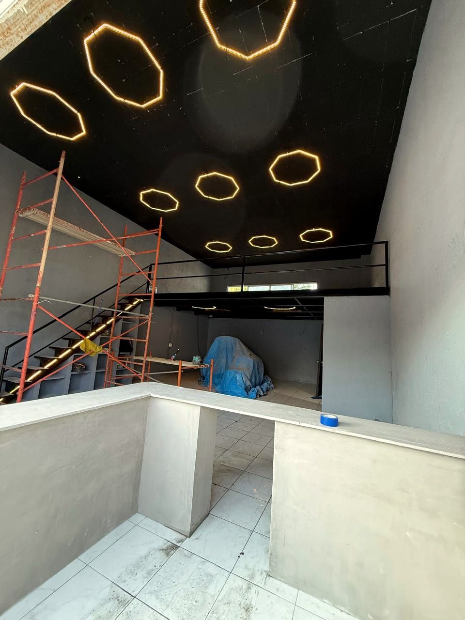 Plafón con iluminación LED en octágonos