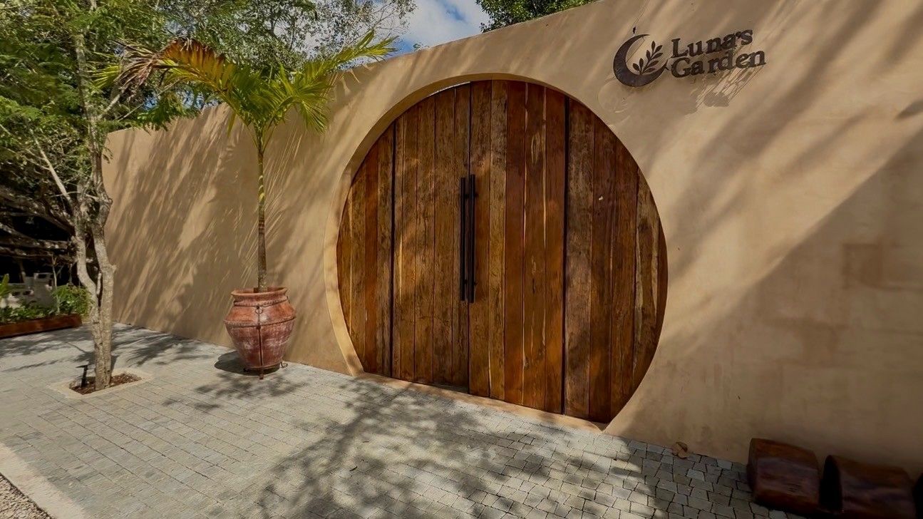 Fachada de Luna's Garden con portón circular
