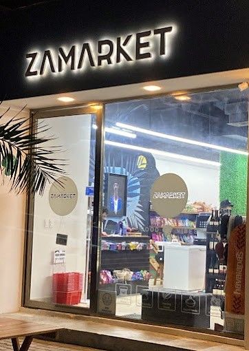 Fachada de Zamamarket de noche