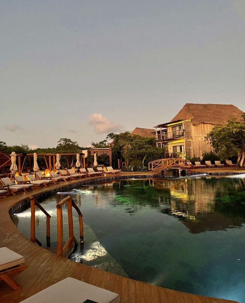 Cenote-alberca del Hotel Shibari al atardecer