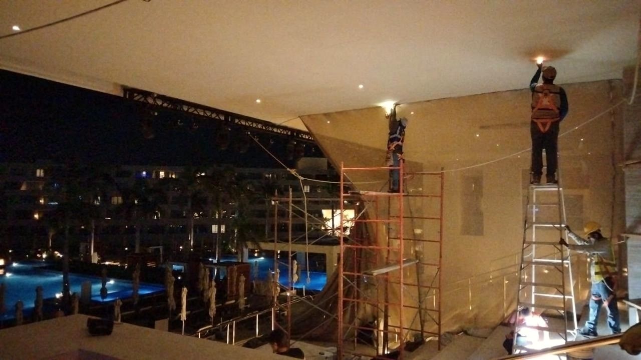 Trabajo nocturno en interior de hotel
