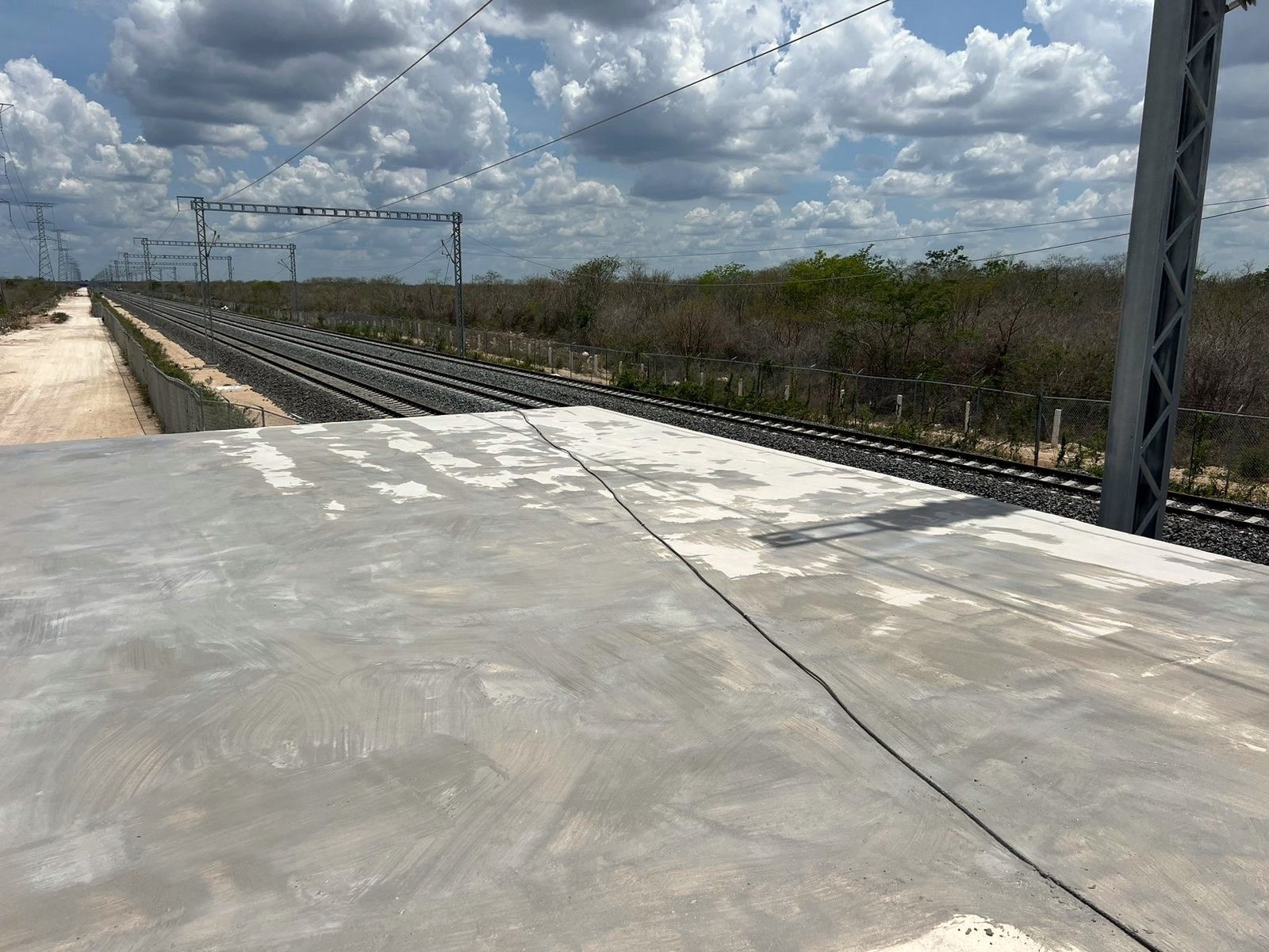 Azotea impermeabilizada junto a las vías del Tren Maya