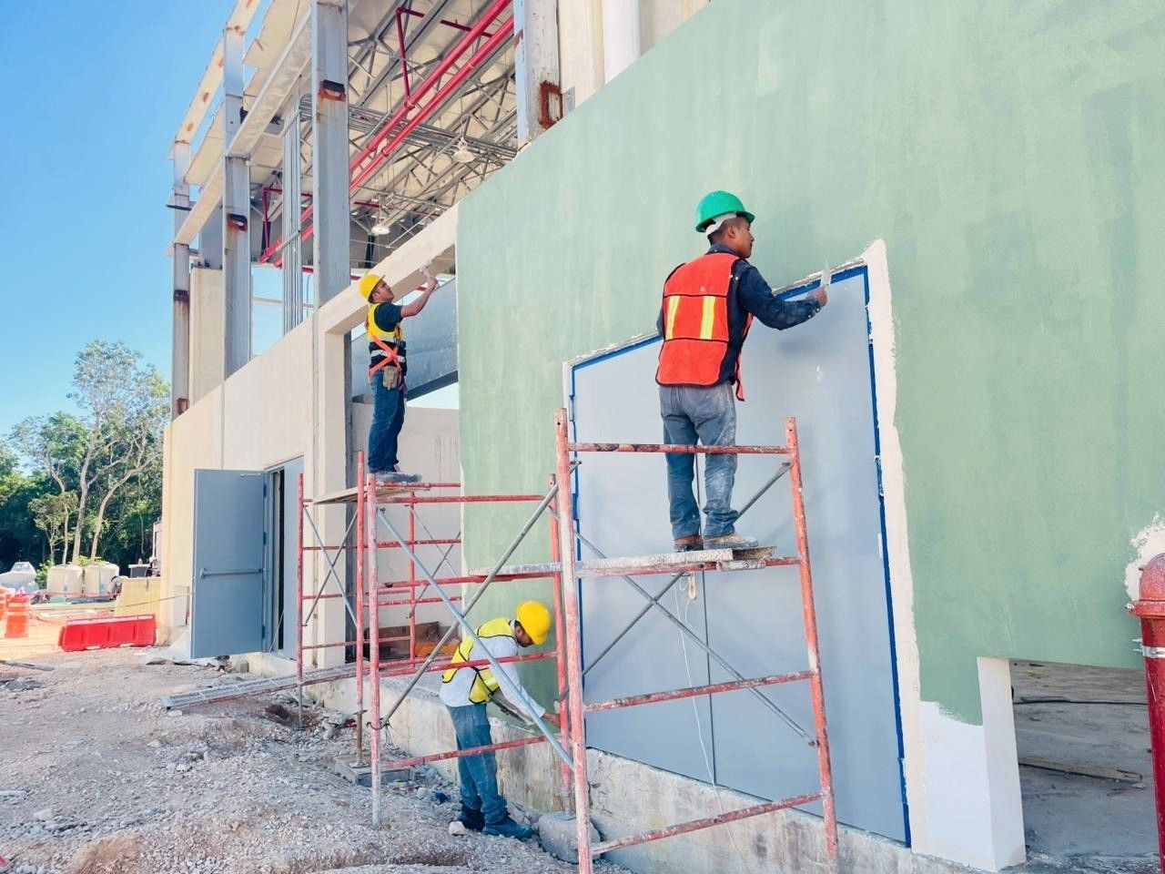 Cuadrilla aplicando acabado en muro