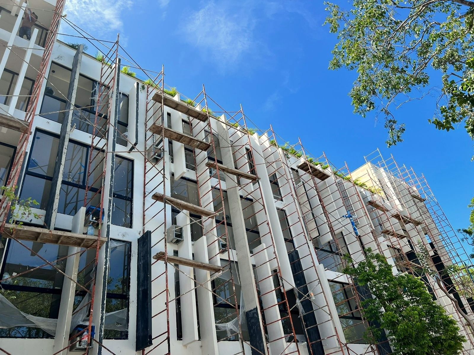 Fachada en obra con andamios