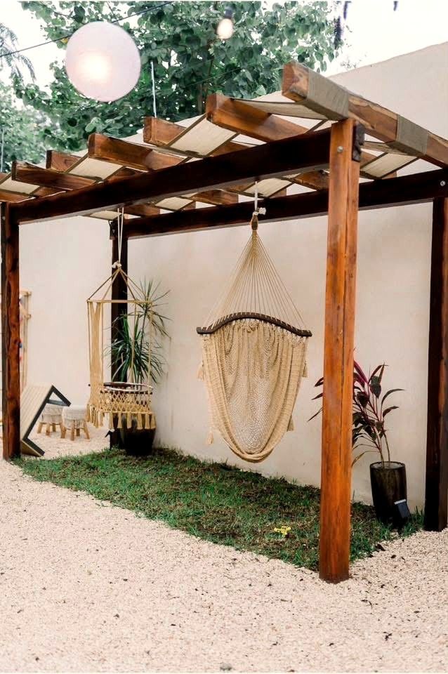 Pérgola de madera con hamaca