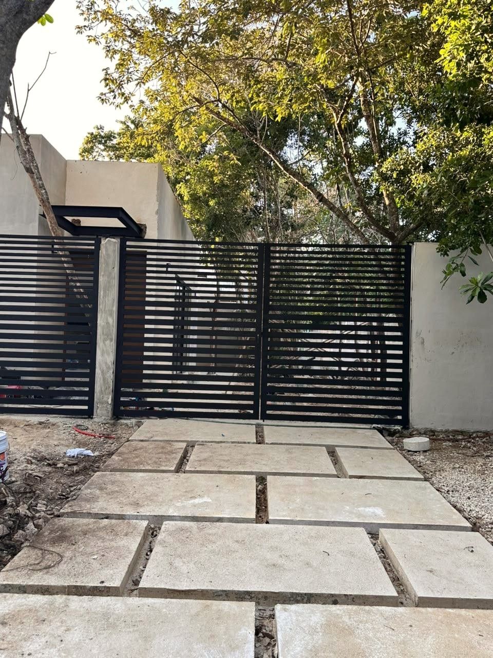 Acceso con portón y losas