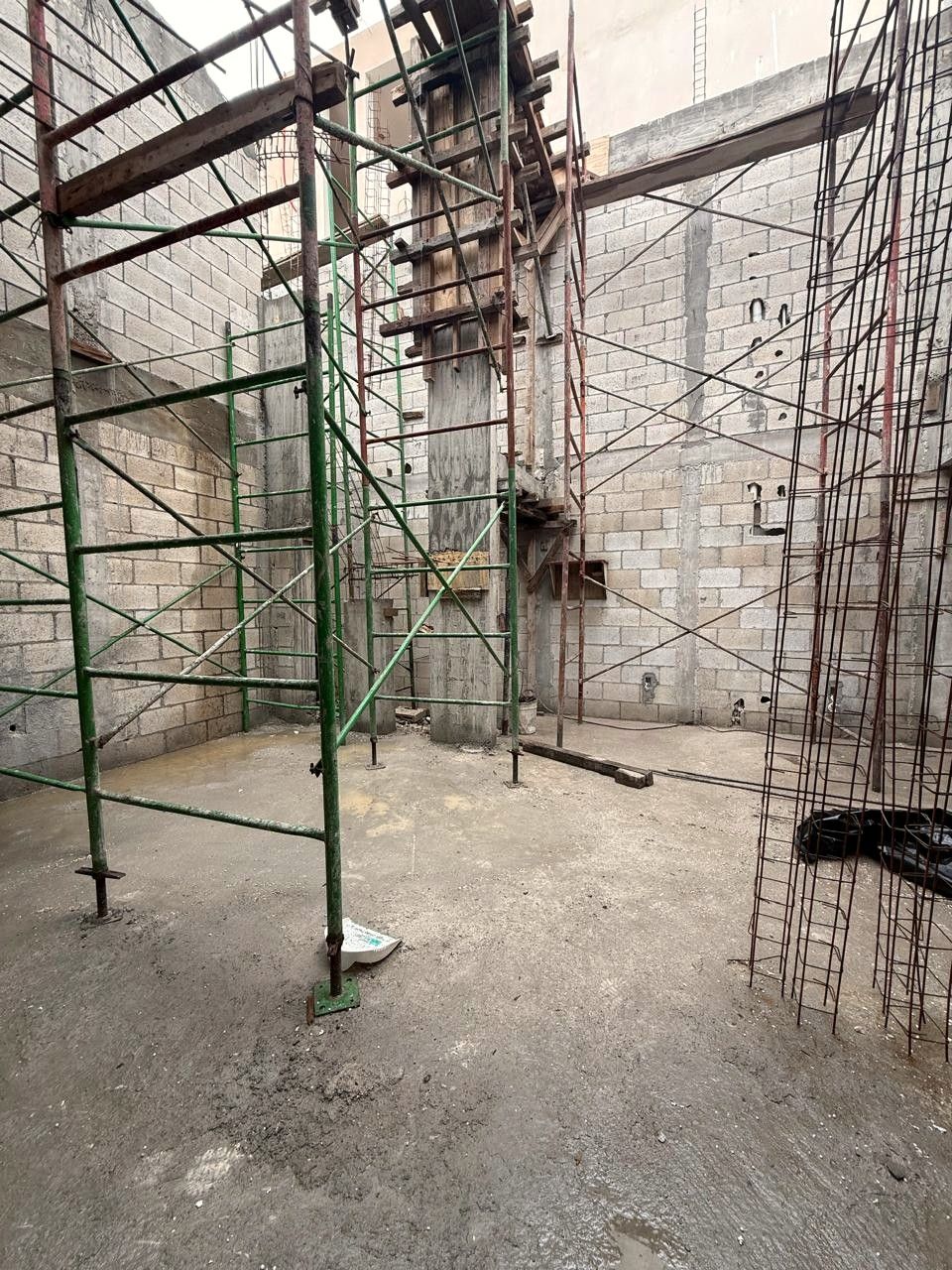 Interior con andamios