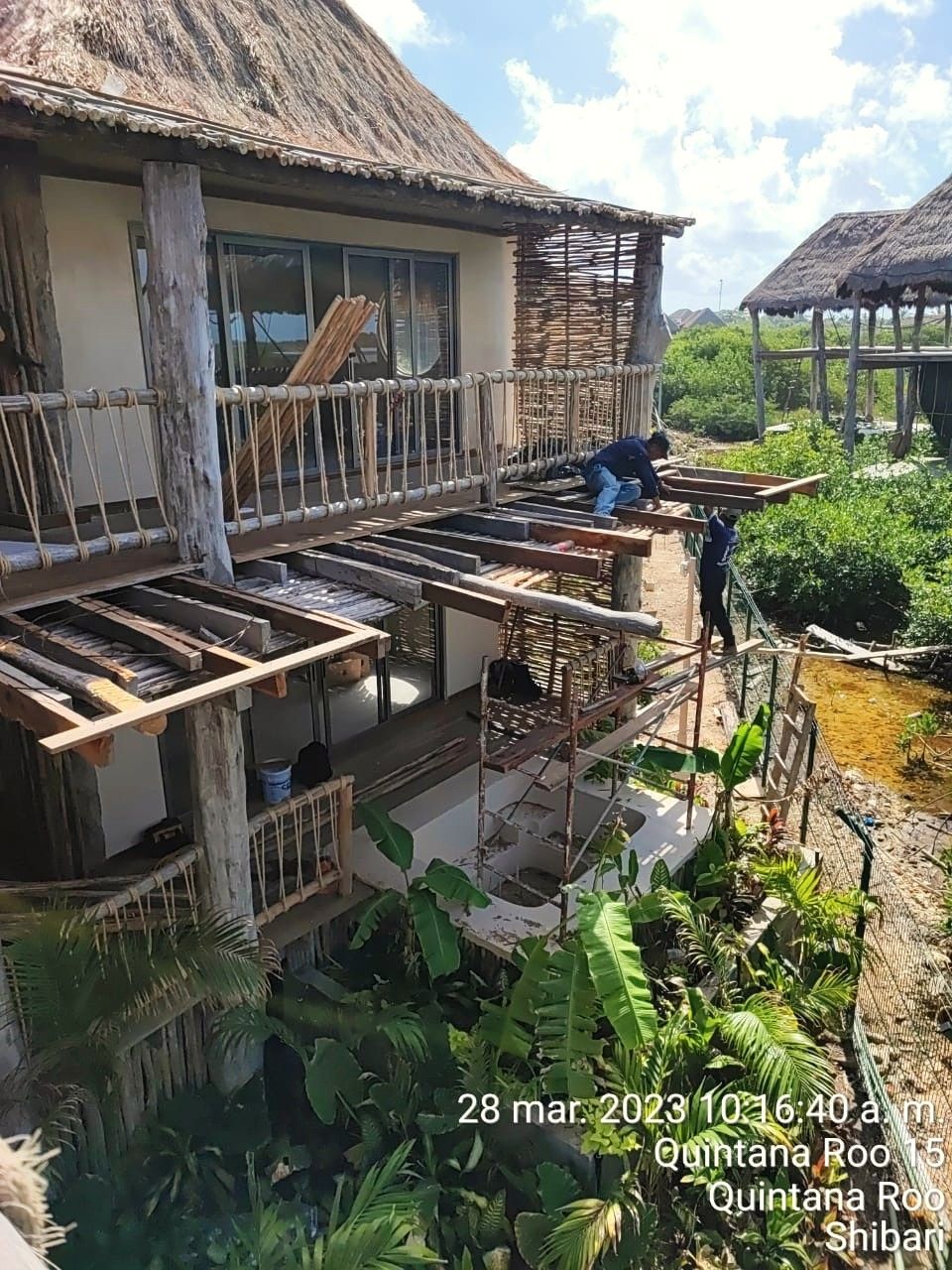Villas en construcción entre la selva