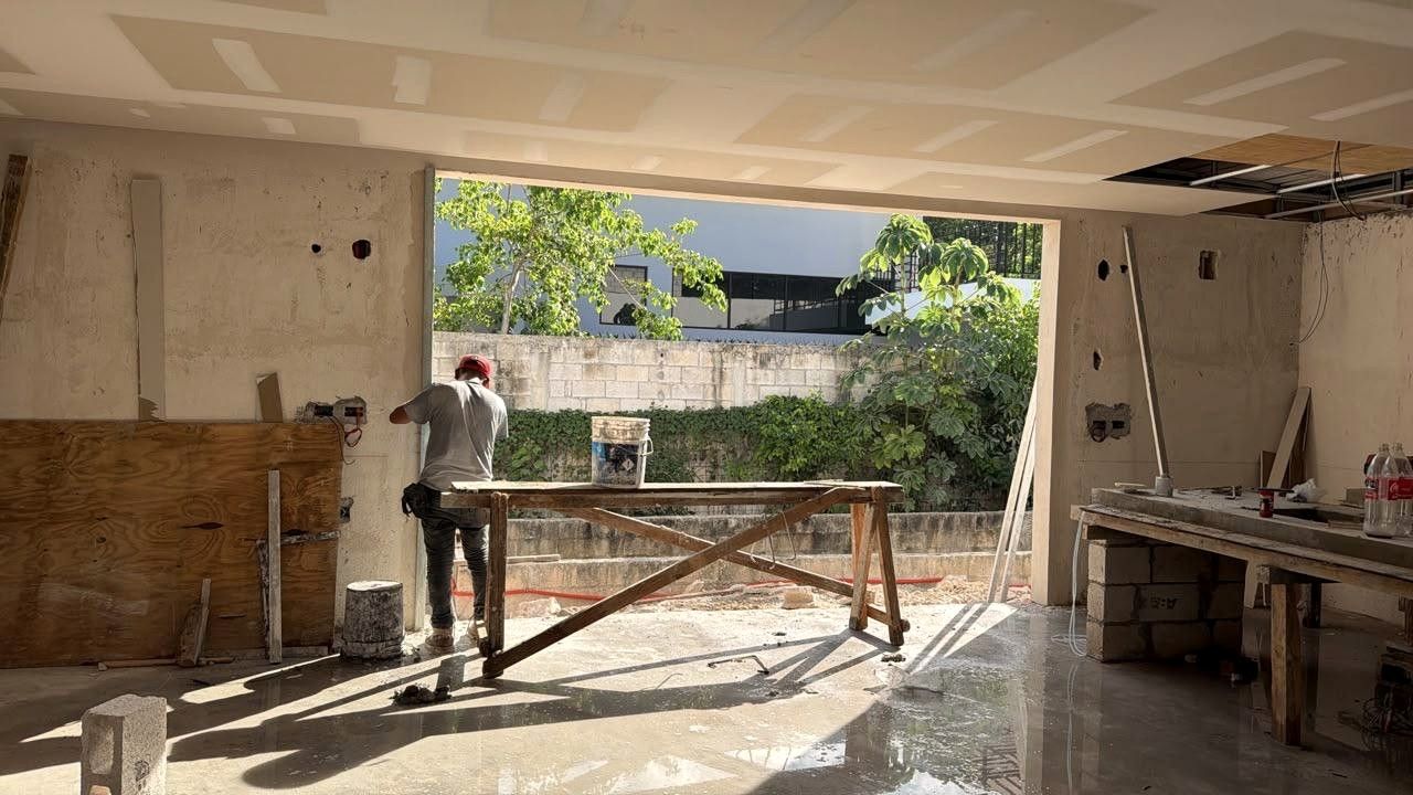 Cocina en obra con vista al jardín